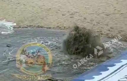 Из-за ливня на пляже в Аркадии образовался фонтан, а на Польской - гейзеры (видео)