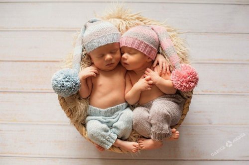 За неделю в Одессе родились три пары двойняшек