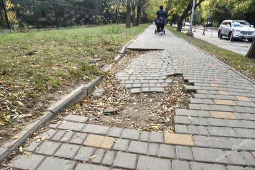 Тротуары на Французском бульваре в Одессе: фешенебельный район для тех, у кого нет ног? (фоторепортаж)