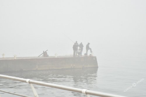 Одессу окутал дымный туман (фоторепортаж)