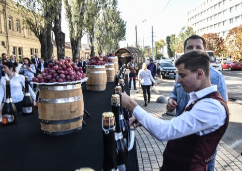 В Одессе установили рекорд по открыванию клинком бутылок с шампанским (фото)