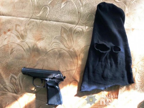 В Одесской области двое парней в масках ограбили прохожего