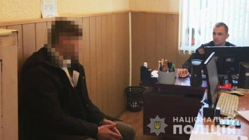 В Одесской области двое парней в масках ограбили прохожего