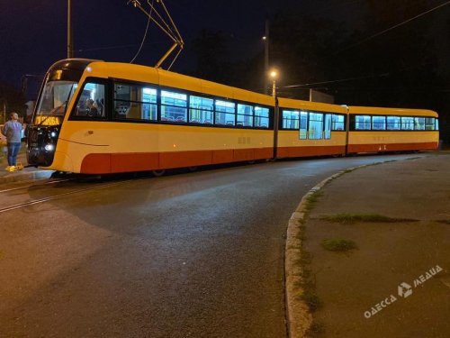 По ночной Одессе прошла обкатка трехсекционного трамвая Odissey Max (фото)