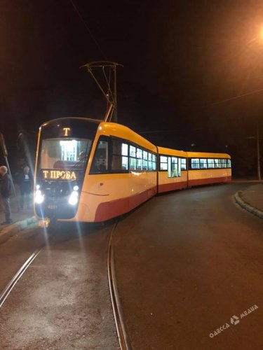 По ночной Одессе прошла обкатка трехсекционного трамвая Odissey Max (фото)