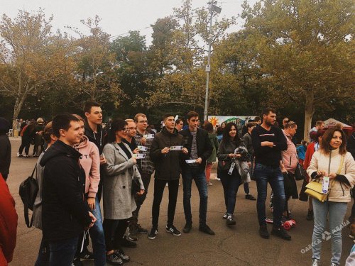 Сотни одесситов обменяли пакеты на экосумки и подарили парку Шевченко десятки деревьев (фоторепортаж)