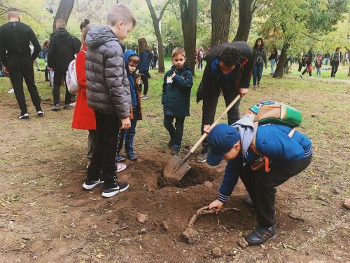 Сотни одесситов обменяли пакеты на экосумки и подарили парку Шевченко десятки деревьев (фоторепортаж)