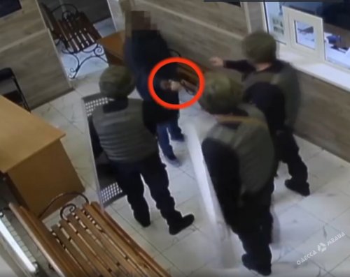Чернокожий парень ворвался в одесский отдел полиции с ножом и требовал, чтобы его застрелили (видео)