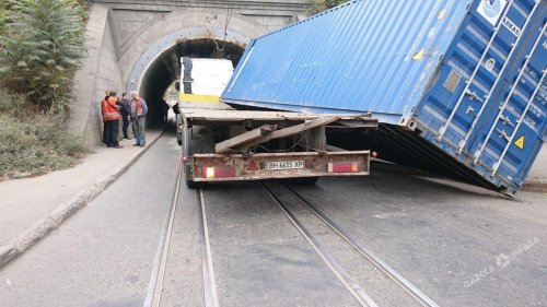 Не пролез: под Пересыпским мостом грузовик потерял контейнер (фото)