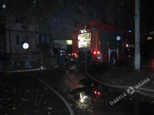 Ранним утром в Одессе тушили пожар в многоэтажке (фото)