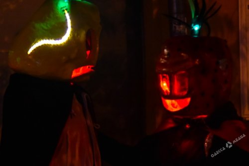 Одесса перед Хэллоуином: люди-тыквы и фонарики в головах (фото)