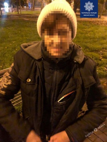 Криминальное трио в Одессе, ударив мужчину бутылкой по голове, завладело его деньгами (фото)