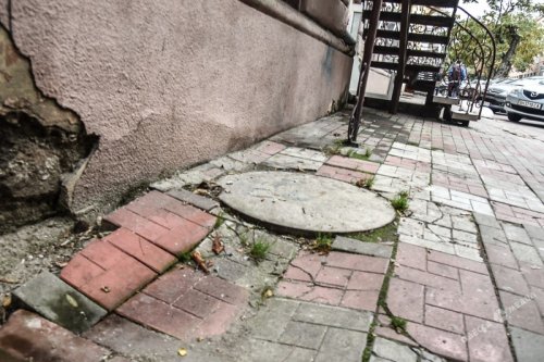 Легендарная улица Гоголя в объективе: ремонты зданий и разрушенные тротуары (фоторепортаж)