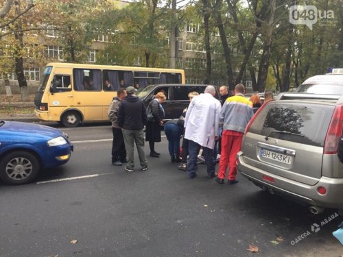 В Одессе под колеса иномарки попал школьник, ребенка забрала скорая (фото)
