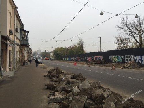 Вниманию водителей Одессы: частично ограничено движение по спуску Маринеско (фото)