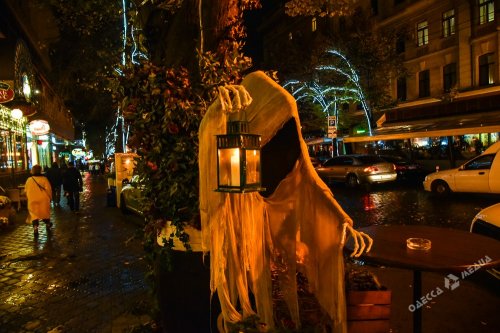 Эпизод 2019 – атака тыкв: как витрины одесских магазинов подготовили к Хэллоуину (фоторепортаж)