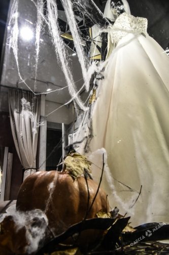 Эпизод 2019 – атака тыкв: как витрины одесских магазинов подготовили к Хэллоуину (фоторепортаж)