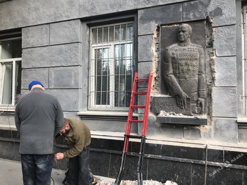 На Канатной демонтируют мемориальную доску Маршалу Жукову (фото)