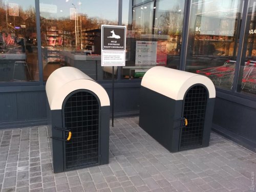 В Одессе открылся супермаркет со специальными будками для собак при входе