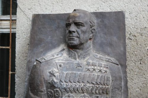 Барельеф Жукова передали в военно-исторический музей на Пироговской
