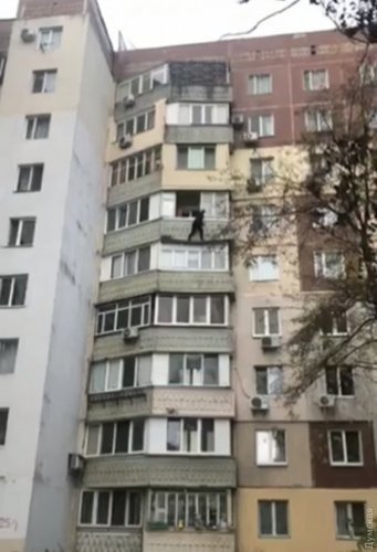 На Таирова «каскадер» карабкался по балконам высотки и встретил полицию с топором