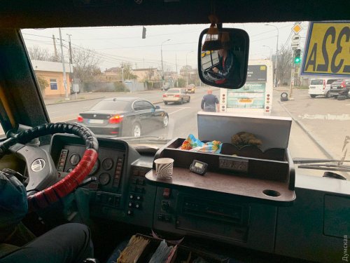 Разборки маршрутчиков: в Одессе один водитель отнял у другого ключи от автобуса и выбросил их