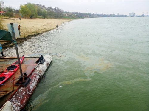 На Дунае ликвидировали нефтяное пятно: помогали волонтеры на каяках