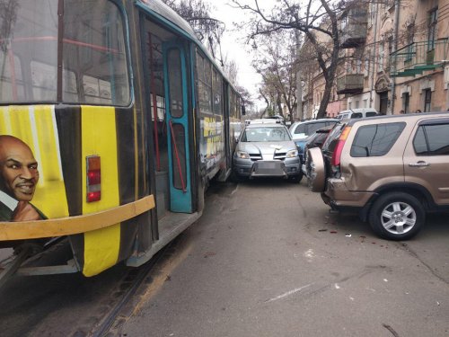 Не проскочил: в центре Одессы машина застряла между трамваем и парковкой