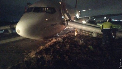 В Одессе сел на брюхо самолет: пассажиров эвакуировали (фото, видео)