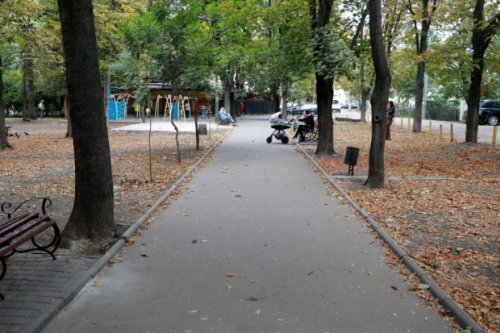 В сквере на Таирова все-таки появится развлекательный комплекс: зеленую зону обещают благоустроить