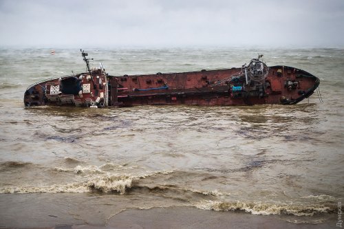 Затонувший в Одессе танкер могут оставить на пляже как достопримечательность, но есть еще два варианта