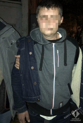 Пытался передать наркотики: ночью под стенами Одесского СИЗО задержали мужчину