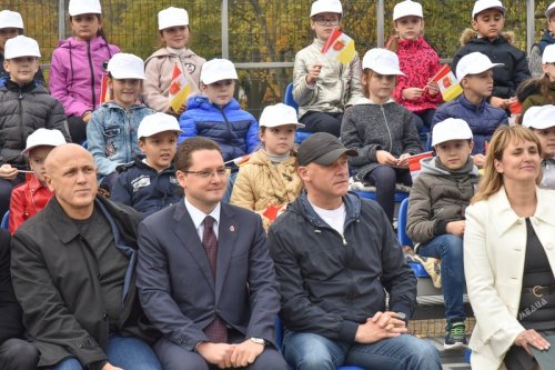 На Черемушках открыли новый стадион для трех школ (фото)