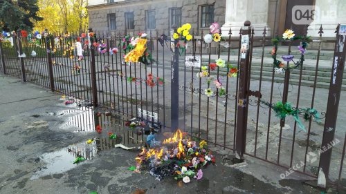 Пошла ответка: после уничтожения мемориальной доски в центре Одессы, активисты сожгли венки у Дома профсоюзов (видео)