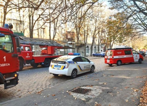 В Одессе 13 спасателей ликвидировали пожар в квартире и предотвратили взрыв газа (фото)