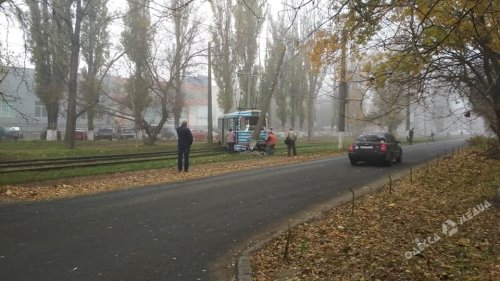 Одесский трамвай слетел с рельсов и едва не снес столб (фото)