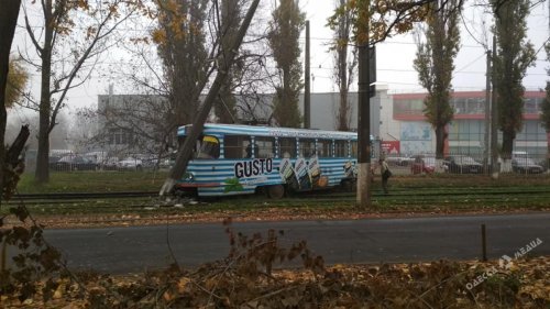 Одесский трамвай слетел с рельсов и едва не снес столб (фото)