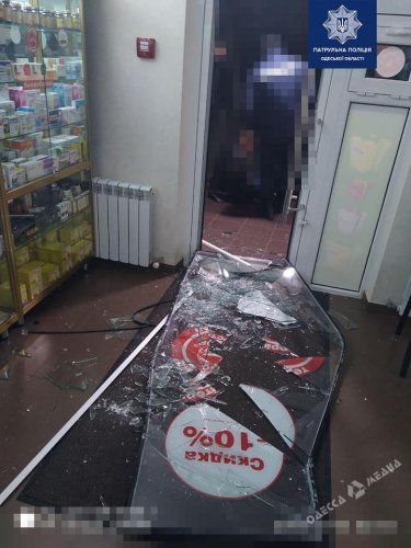 На поселке Котовского пьяный дебошир выбил дверь аптеки – хотел боярышника? (фото)