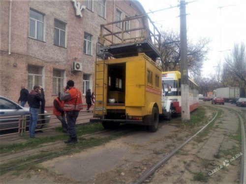 Водитель не выбрала правильную скорость: в Одессе трамвай протаранил автомобиль спецслужб (фото)