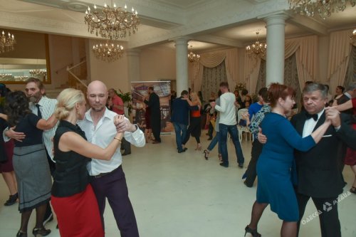 В одесском Дворце бракосочетания танцевали танго (фоторепортаж)
