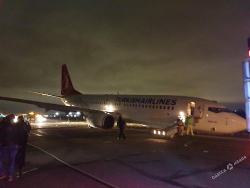 Второй самолет за день сломался в Одесском аэропорту, пассажиров эвакуировали (фото, видео)