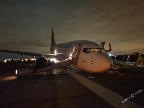 Второй самолет за день сломался в Одесском аэропорту, пассажиров эвакуировали (фото, видео)