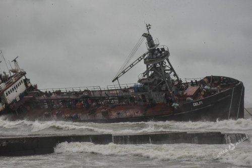 Терпящий бедствие танкер прибило к «Дельфину» (фоторепортаж)