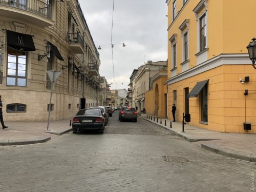 Воронцовский переулок открыли после реконструкции: его сразу заполнили припаркованные машины