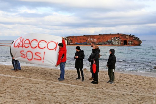 Экоактивисты требуют как можно скорее убрать с одесского пляжа затонувший танкер