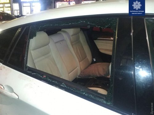 Возле места трагедии на Троицкой грабители разбили стекла и обворовали дорогой автомобиль