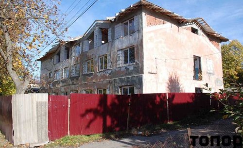 В Болграде за 1,4 миллиона реконструируют крышу недостроя