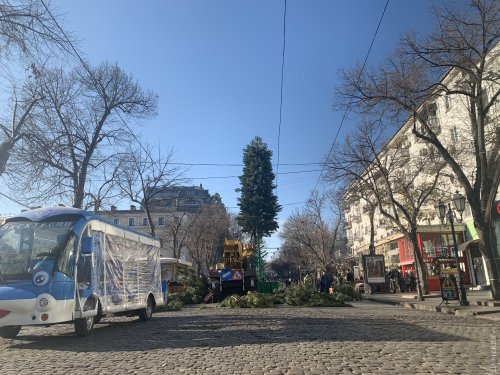 Несмотря на траур, в центре Одессы играет музыка и готовятся к Новому году (фото, видео)