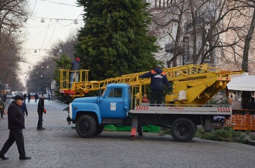 В центре Одессы установили елку и готовятся к рождественской ярмарке (фото)