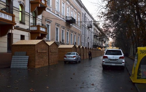 В центре Одессы установили елку и готовятся к рождественской ярмарке (фото)